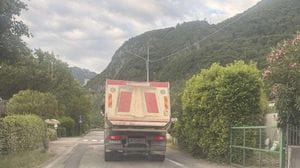 Oliveto Lario, stop ai camion sulla Lariana in scadenza: «Se torna il caos, ripristineremo le restrizioni»