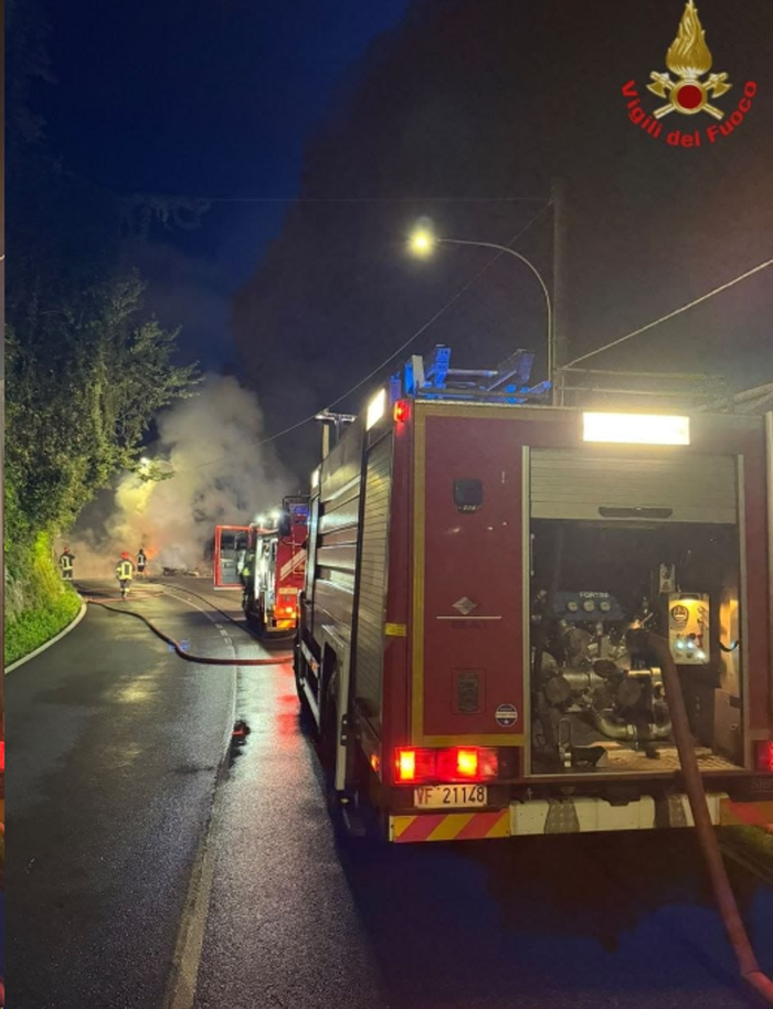 Bellano, camper in fiamme nella notte