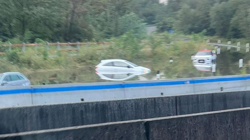 Svincolo di Suello allagato, tre auto bloccate