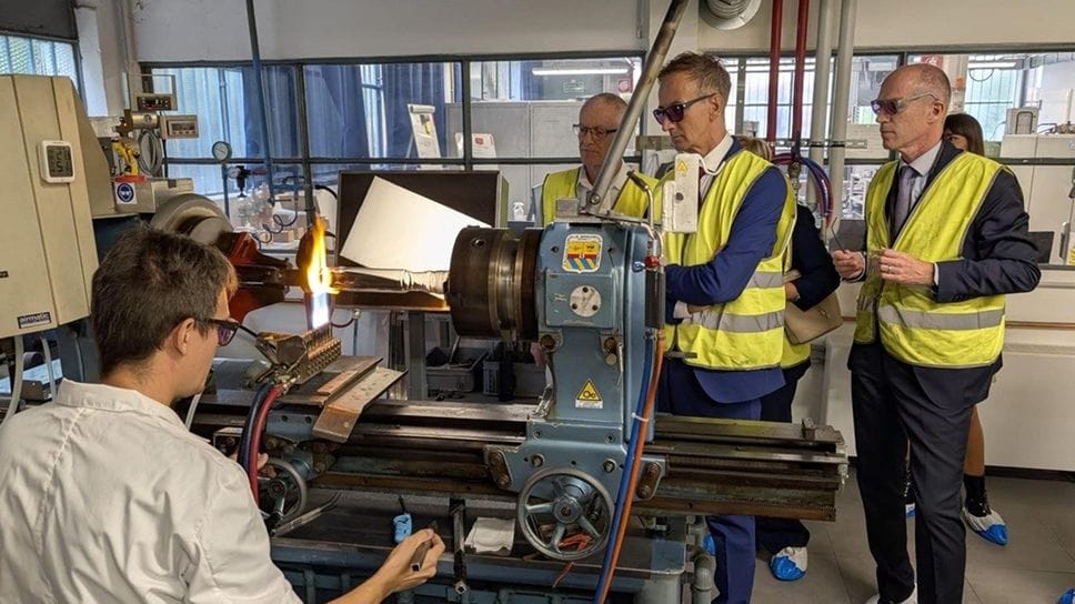 Mandello, i raggi X contro le batterie al litio nei rifiuti: visita dell’assessore Fermi alla Gilardoni