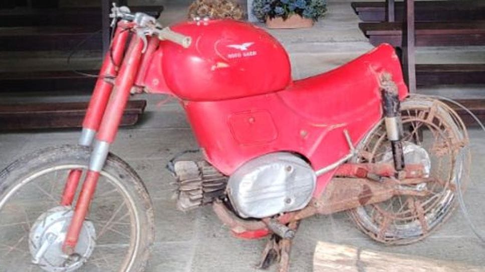 Mandello, uno Zigolo Guzzi nella chiesetta dell’Alpe Era