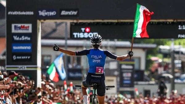 Tirano abbraccia Valentina Corvi, due volte campionessa del mondo