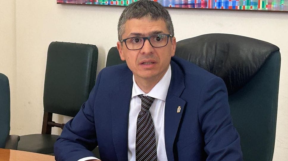 Aggressione davanti a scuola, Boscagli chiede presidi delle forze dell’ordine: «Violenza inaccettabile»