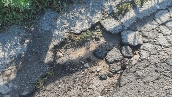 Buche in via San Martino a Mandello, il Comune promette interventi