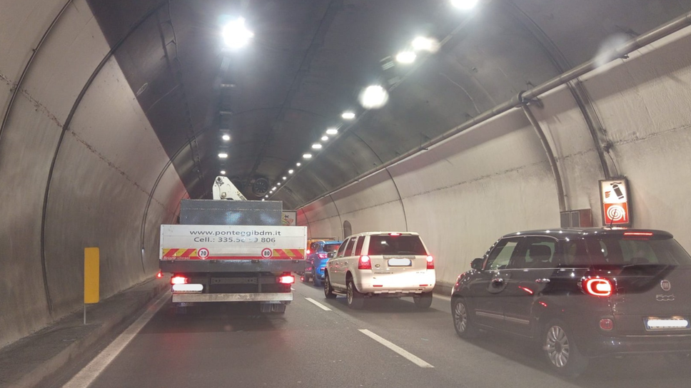 Lunghe code nel tunnel del Barro verso Lecco per un incidente 