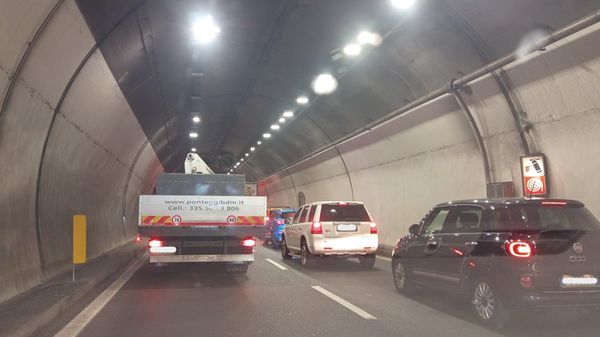 Lunghe code nel tunnel del Barro verso Lecco per un incidente 