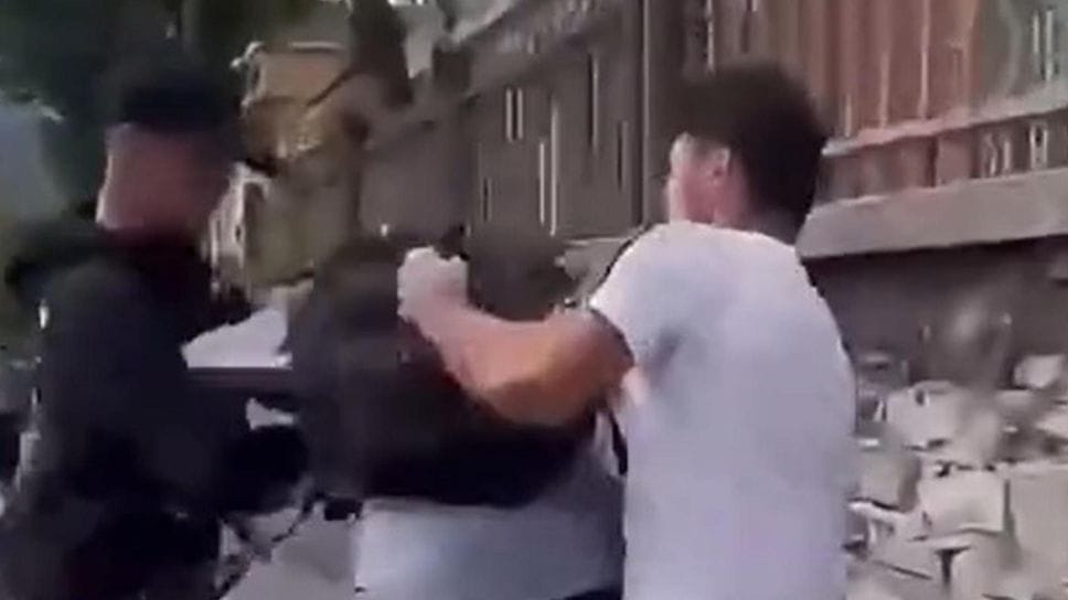 Lecco, aggredito fuori da scuola per alcuni commenti sui social: denunciati due minorenni