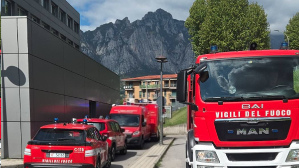 Incendio in un magazzino dell’ospedale di Lecco