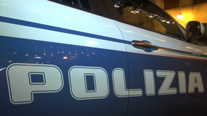 Lecco, in bici tampona l’auto della Polizia e insulta gli agenti: arrestato