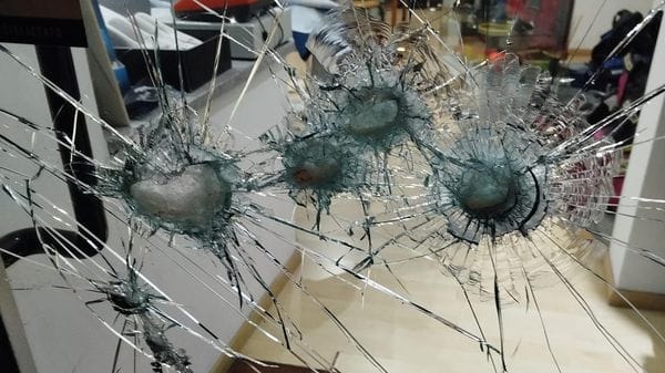 Pescate, spaccata al negozio “Il Delfino”: ladri in fuga dopo le urla dei residenti