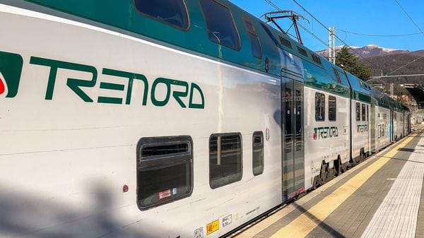 Lecco-Milano, 16enne rapinato sul treno: gli strappano la catenina e lo minacciano di morte