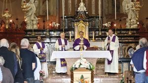 Calco, l’ultimo saluto a Marialuisa Riva. In chiesa una comunità stretta attorno alla famiglia