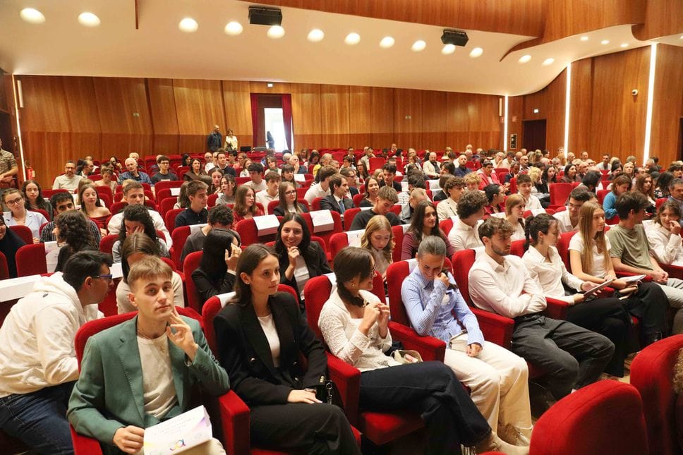 “100 con merito”, premiati 67 diplomati eccellenti al Teatro Sociale di Sondrio