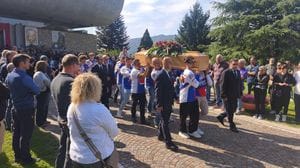 L’ultimo saluto a Roberto Butti a Calolziocorte, una folla commossa ai funerali dell’imprenditore