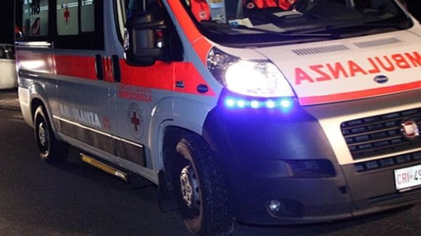 Cade in moto nella notte, grave 17enne