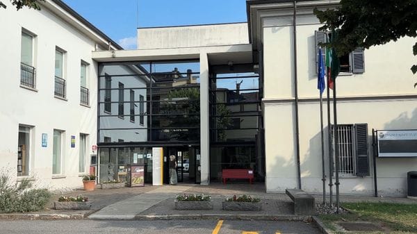 Aggredisce sindaco e vicesindaco di Olgiate, bloccato 50enne