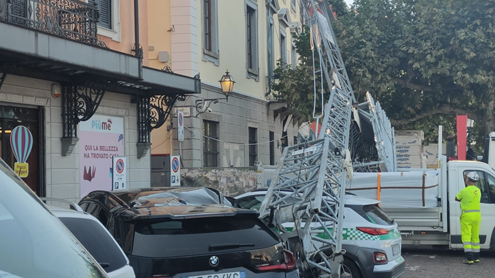 Bellano, crolla la gru davanti al municipio: danneggiate diverse auto