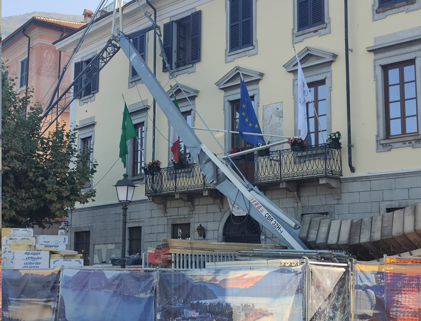 Bellano, crolla la gru davanti al municipio: danneggiate diverse auto