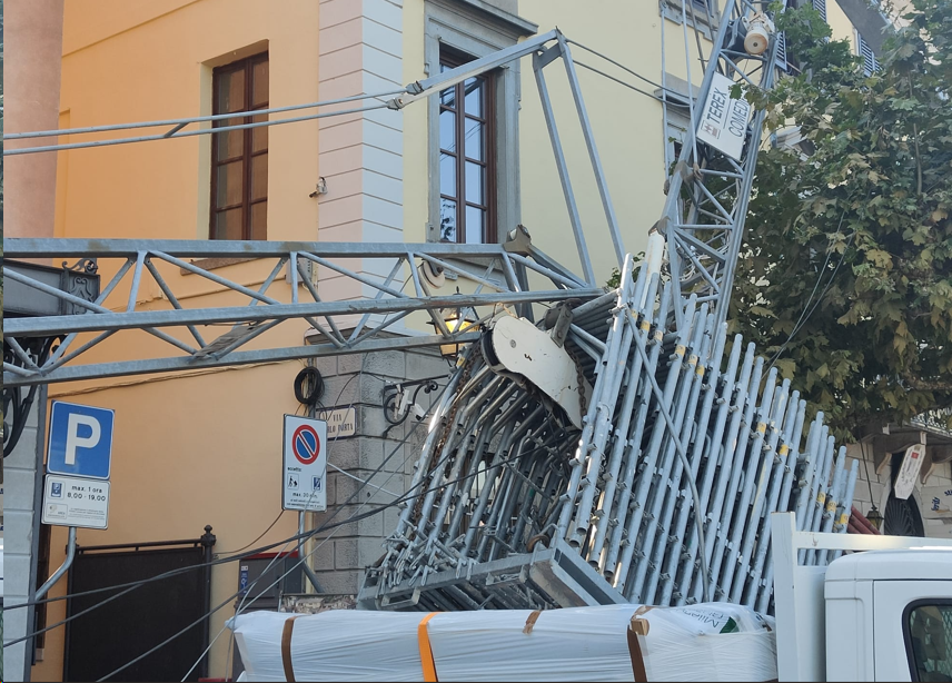 Bellano, crolla la gru davanti al municipio: danneggiate diverse auto