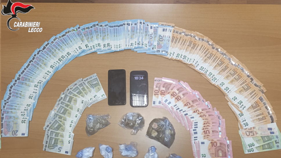 Nei boschi dell’Alto Lario, tra bivacchi e nascondigli: quattro arresti e oltre un chilo di eroina sequestrato