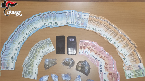 Nei boschi dell’Alto Lario, tra bivacchi e nascondigli: quattro arresti e oltre un chilo di eroina sequestrato