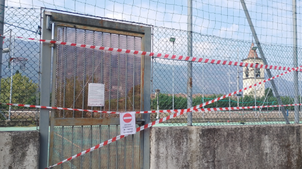 Abbadia, vandali al campo da basket: «Chiuso per motivi di sicurezza»