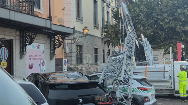 Bellano, rimossa la gru crollata 