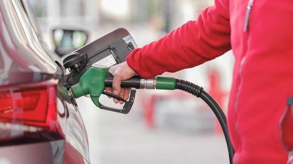 Benzina, il tetto non si vede ancora: a Lecco prezzi giù di appena 3 millesimi