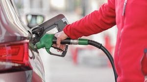Benzina, il tetto non si vede ancora: a Lecco prezzi giù di appena 3 millesimi