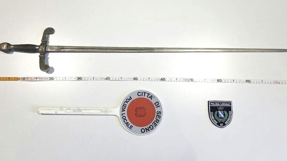 Fermato a Seregno con una spada di 90 centimetri nell’autocarro: denunciato 40enne lecchese