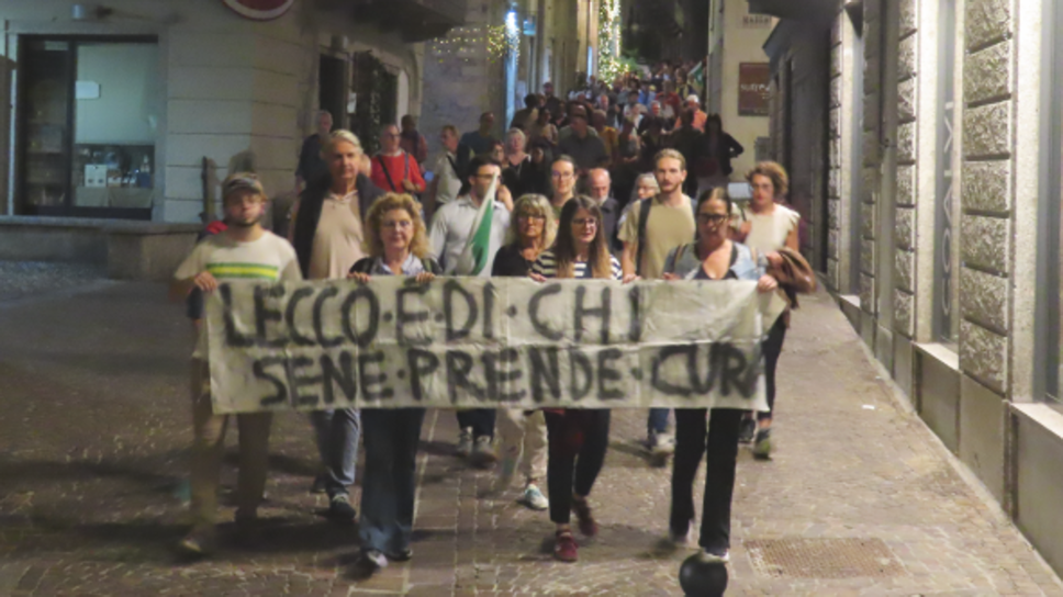 “Lecco è di chi se ne prende cura”, in 300 alla camminata in risposta alla ronda 