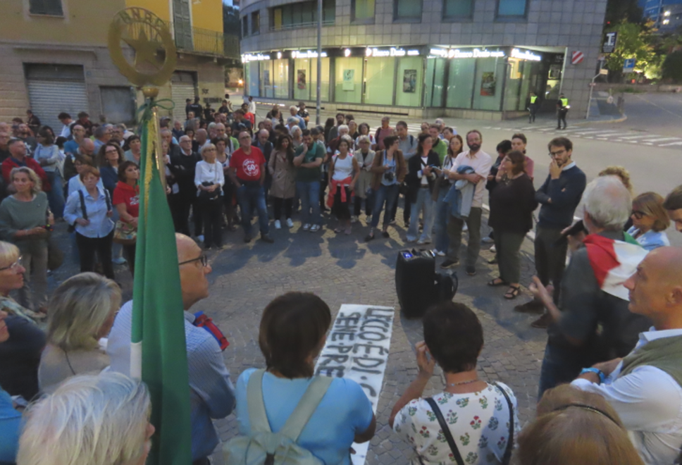 “Lecco è di chi se ne prende cura”, in 300 alla camminata in risposta alla ronda 