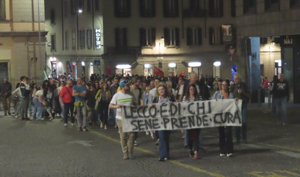 “Lecco è di chi se ne prende cura”, in 300 alla camminata in risposta alla ronda 