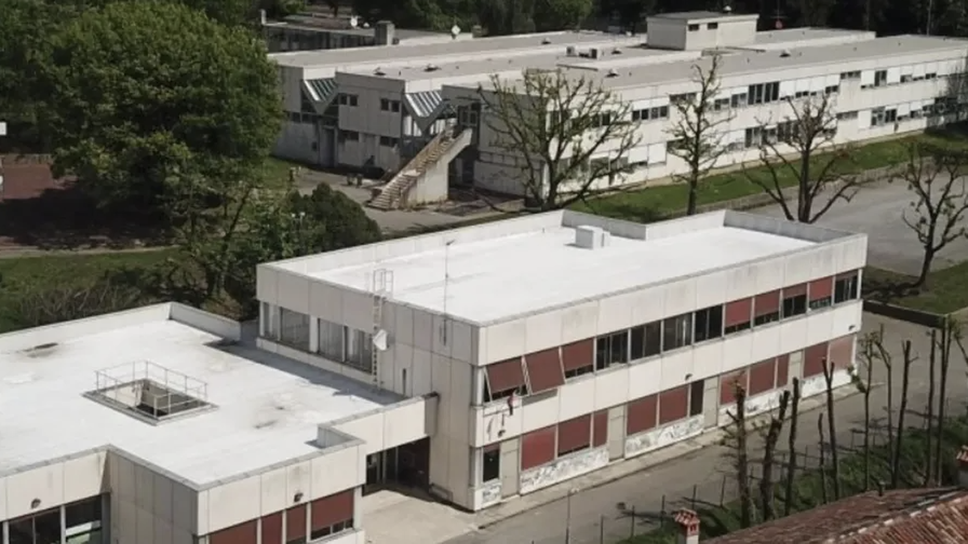 Casatenovo, auditorium ancora sotto sequestro: nessuna novità dalla Procura, macerie nel cortile della scuola
