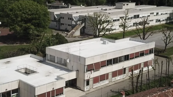 Casatenovo, auditorium ancora sotto sequestro: nessuna novità dalla Procura, macerie nel cortile della scuola