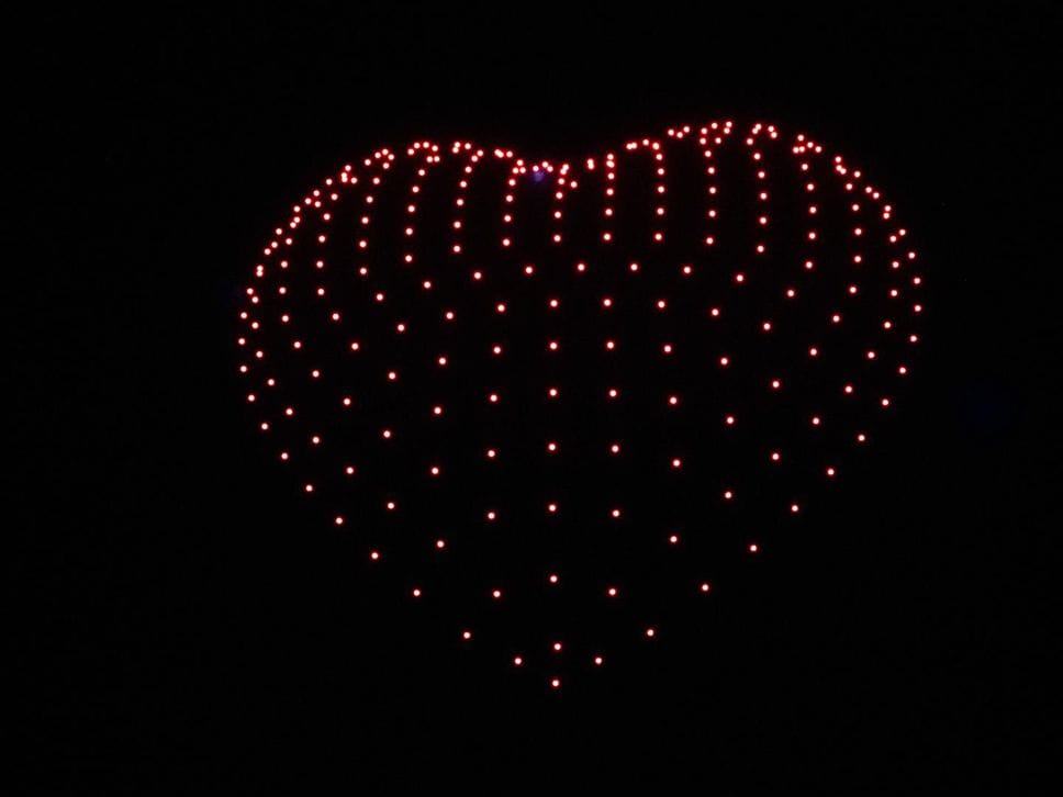 Lo spettacolo dei droni illumina il cielo della Valsassina