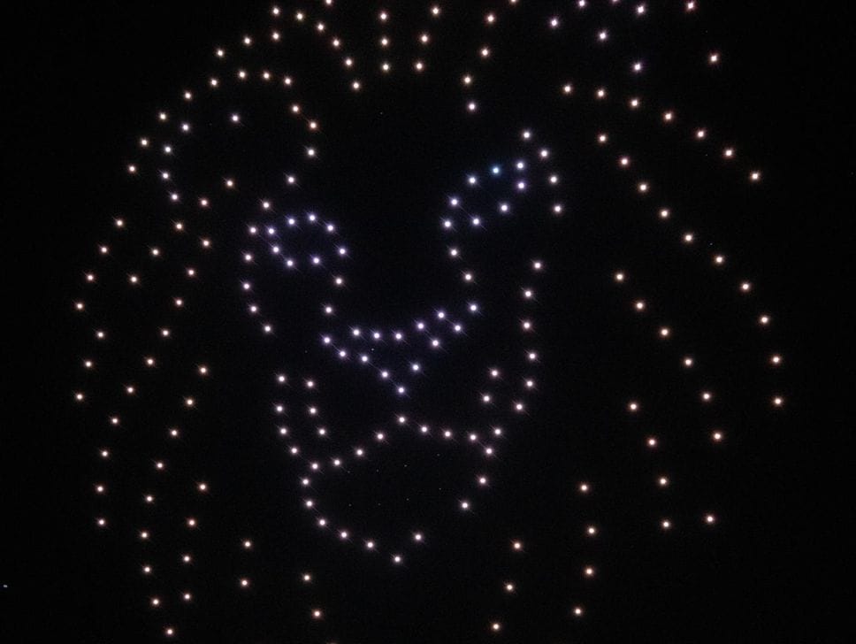 Lo spettacolo dei droni illumina il cielo della Valsassina