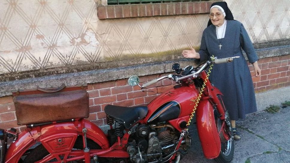 Anche alle suore piacciono le Moto Guzzi, ma quelle d’epoca