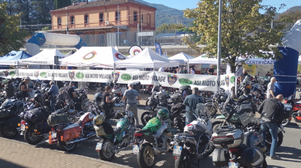 Mandello, bagno di folla per i 105 anni della Guzzi: domani la grande parata