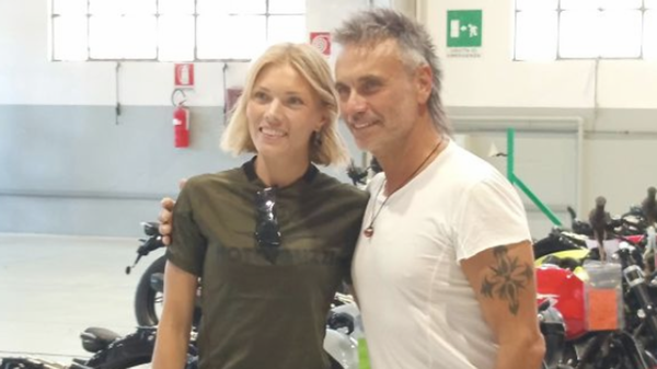 Moto Guzzi, il nuovo museo conquista tutti e tra i visitatori c’è anche Nek
