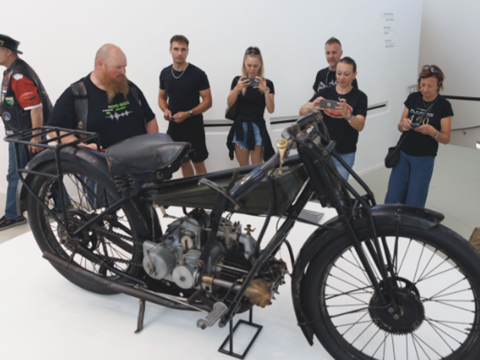 Moto Guzzi, il nuovo museo conquista tutti e tra i visitatori c’è anche Nek