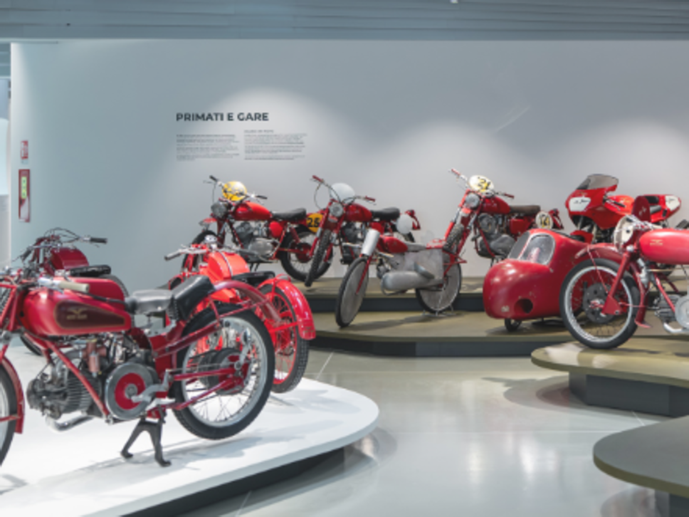 Moto Guzzi, il nuovo museo conquista tutti e tra i visitatori c’è anche Nek