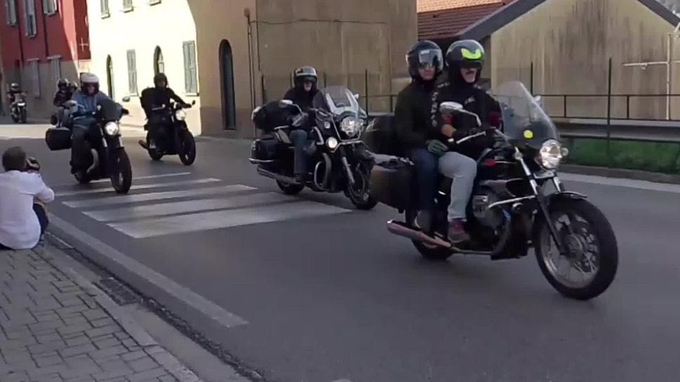 Mandello, la Guzzi invade il paese: grande parata per migliaia di appassionati
