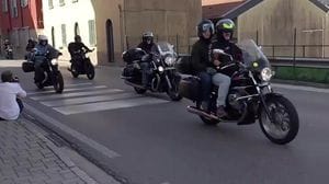 Mandello, la Guzzi invade il paese: grande parata per migliaia di appassionati