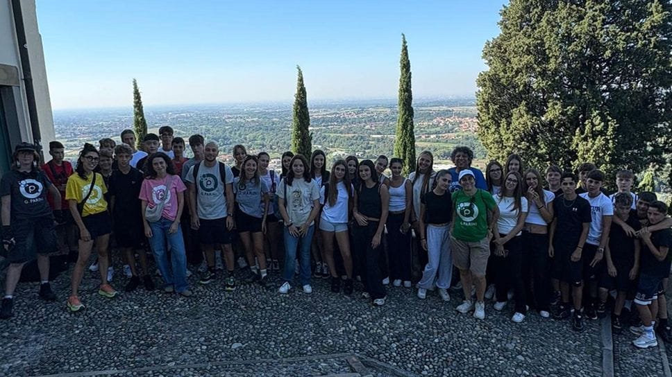 Barzanò, il liceo Parini riparte dai sentieri: 44 matricole in cammino verso la scuola