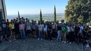 Barzanò, il liceo Parini riparte dai sentieri: 44 matricole in cammino verso la scuola