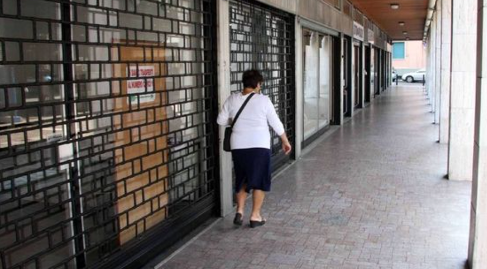 Il commercio di vicinato si spegne: Lecco perde 123 negozi, Sondrio 88