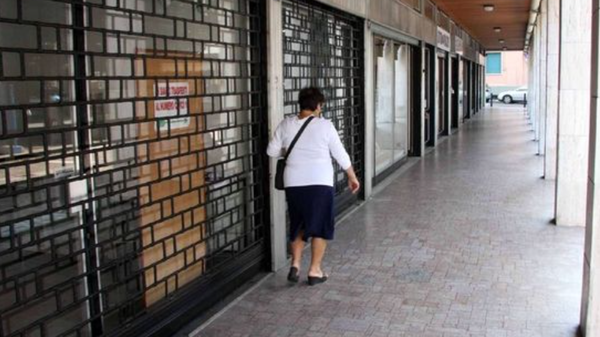 Il commercio di vicinato si spegne: Lecco perde 123 negozi, Sondrio 88