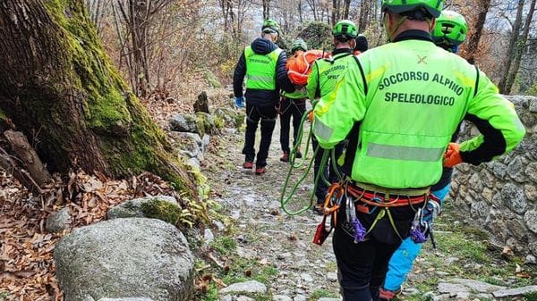 Precipita per venti metri mentre cerca funghi: 67enne soccorso in Valgerola