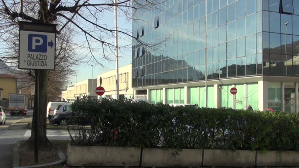 Aggressione al benzinaio di Maggianico, chiesta l’assoluzione per il secondo imputato